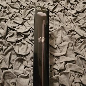 Kat Von D #40 makeup brush - Lock-It Edge Concealer Brush